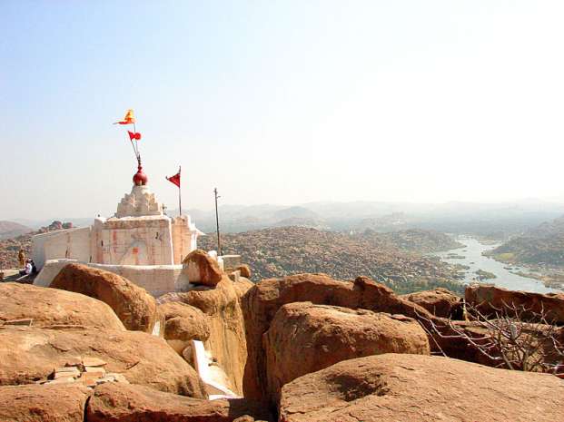 Индуистский храм на горе.