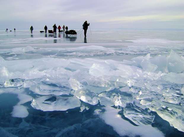 Группа на маршруте по льду Байкала.