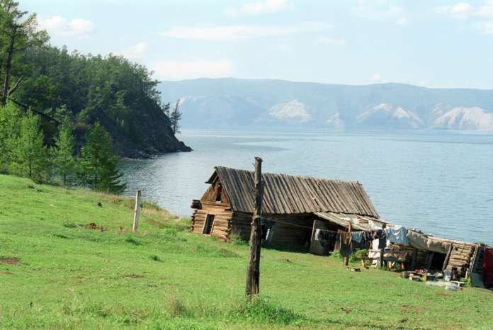Старый дом на берегу Байкала.