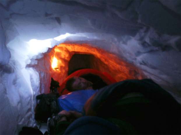 Ночёвка в снежной пещере.